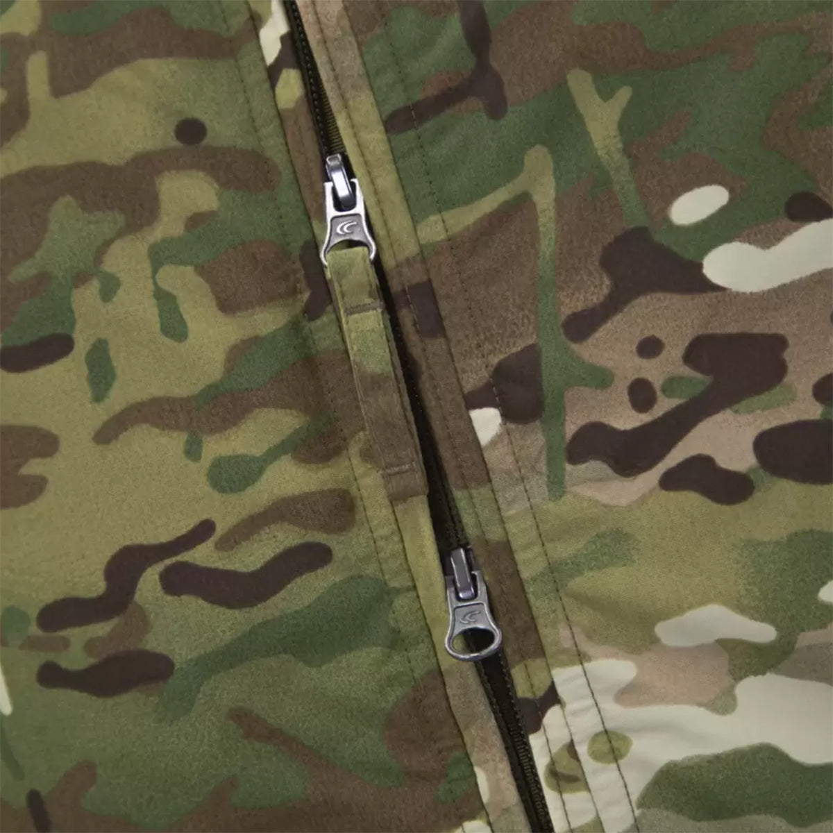 Detailed view of Carinthia MIG 4.0 Jacket G-Loft Multicam dual-zipper system, ensuring secure closure and ventilation control.