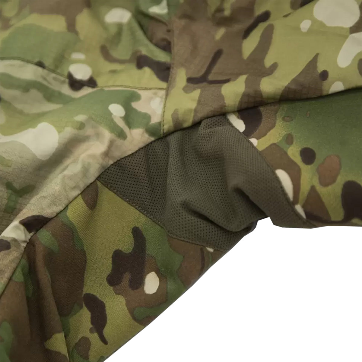 Detailed view of Carinthia TLG Jacket G-Loft Multicam underarm ventilation, ensuring breathability and comfort during outdoor activities.