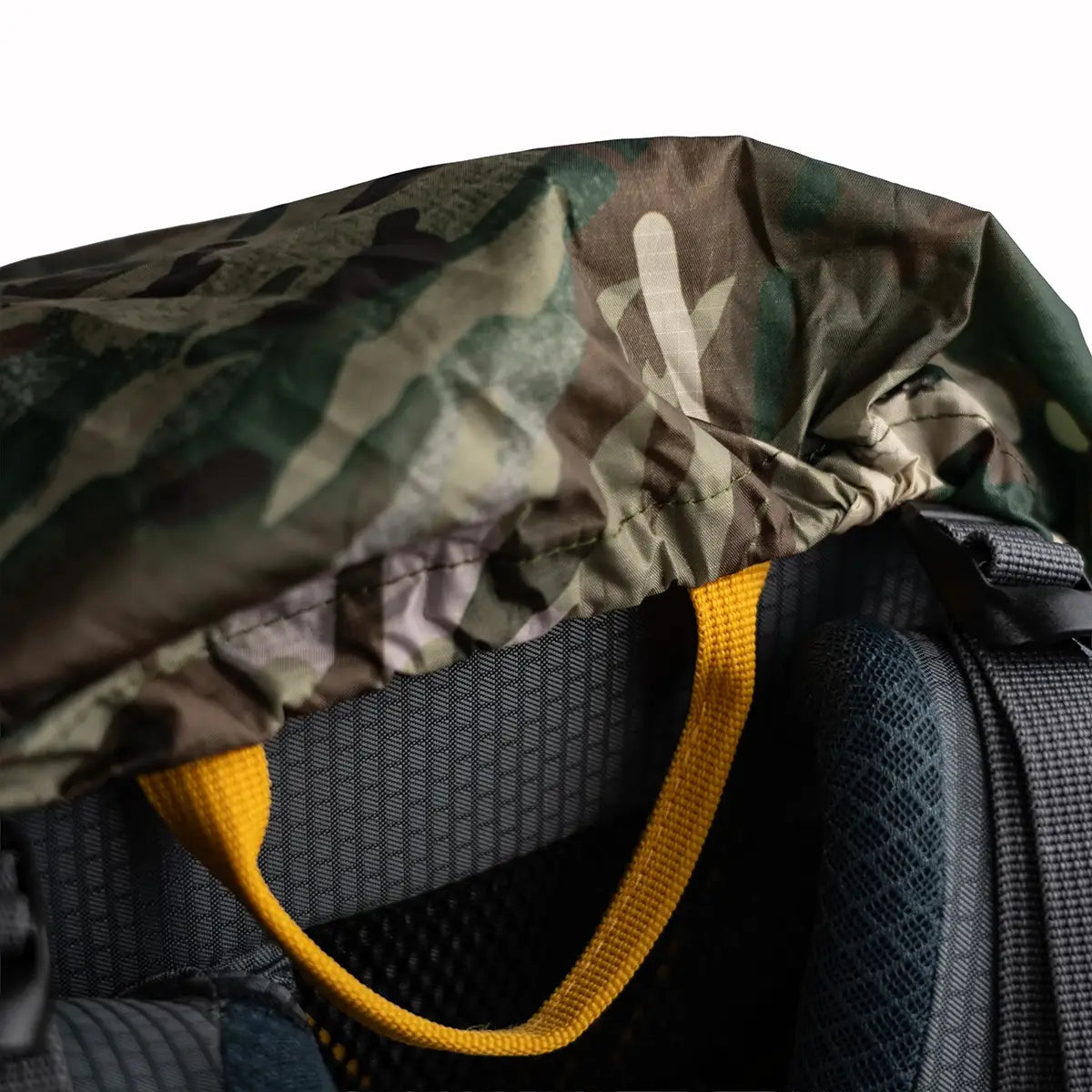 Top section of Highlander Duck's Back Raincover Medium with elastic edging and handle access, ensuring snug fit on backpacks.