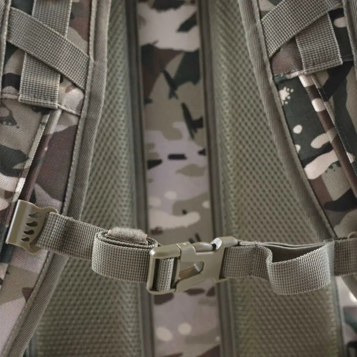 Close-up of a camouflage Highlander Eagle 2 30L backpack's adjustable strap and buckle, featuring durable 600D polyester material for outdoor use.