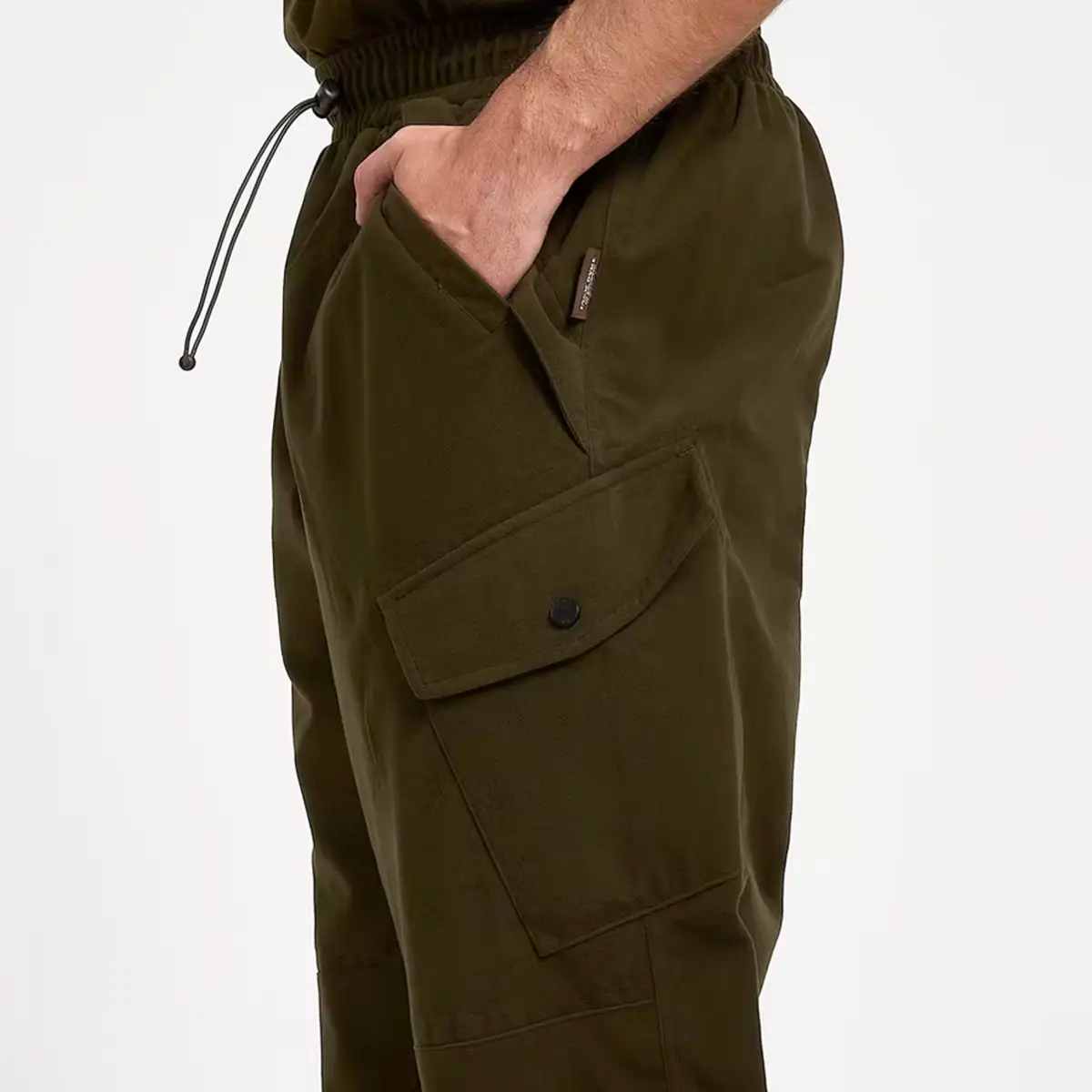 Side cargo pocket and hand pocket detail on Jack Pyke Hunters Trousers Green Waterproof, offering practical storage for hunters.
