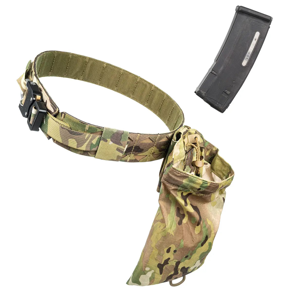 Magazine pouch in Multicam camouflage with elastic retention, mounted on a tactical belt, suitable for military or airsoft applications.