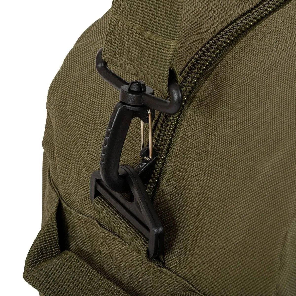 Close-up of Highlander Cargo 65 Litre Carry Bag’s sturdy plastic clip and zipper, ensuring secure fastening and durability for travel and outdoor use.