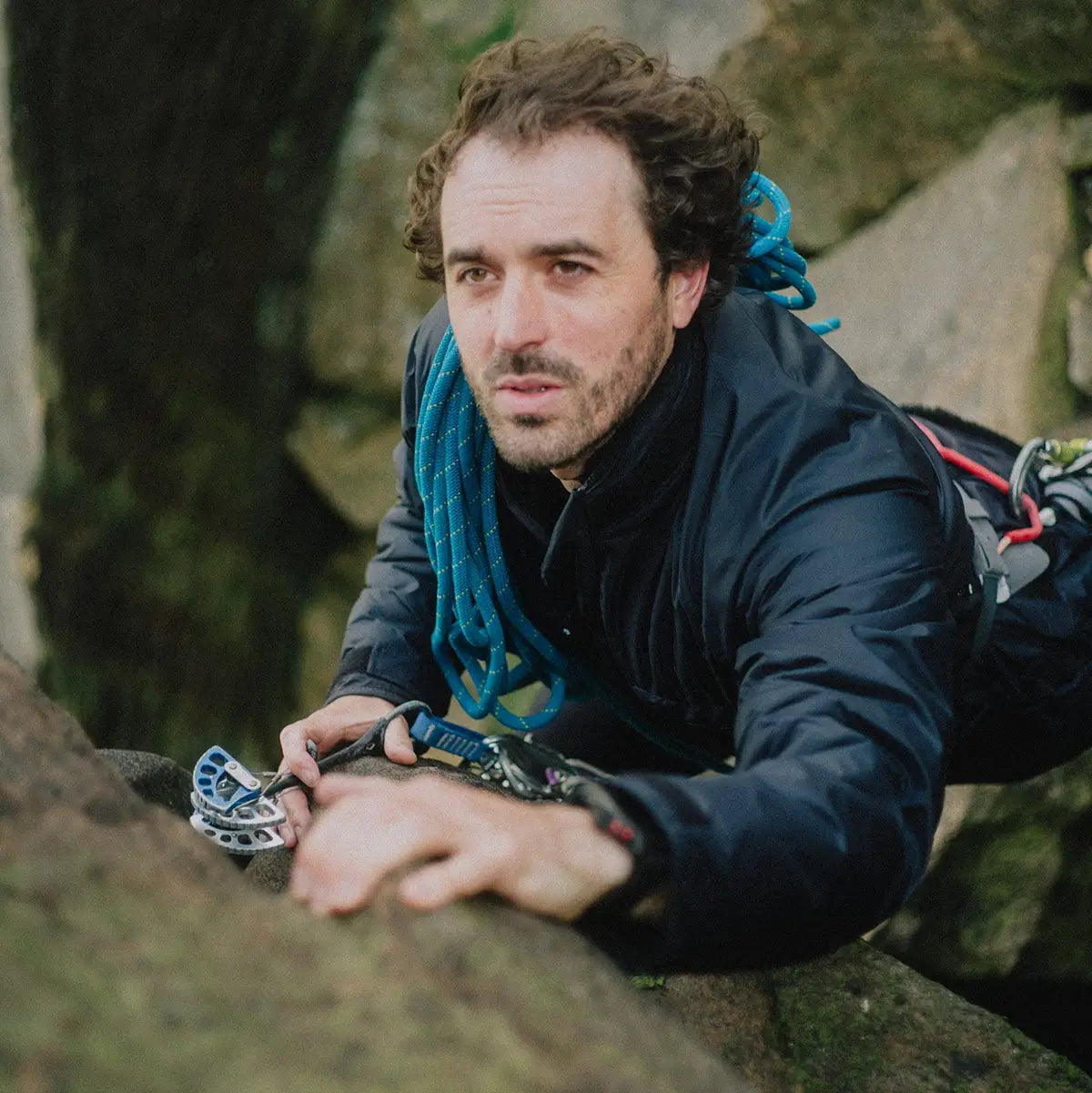Climber scaling rocks in Buffalo Mens Pertex Belay Jacket, demonstrating its technical design and performance in extreme conditions.