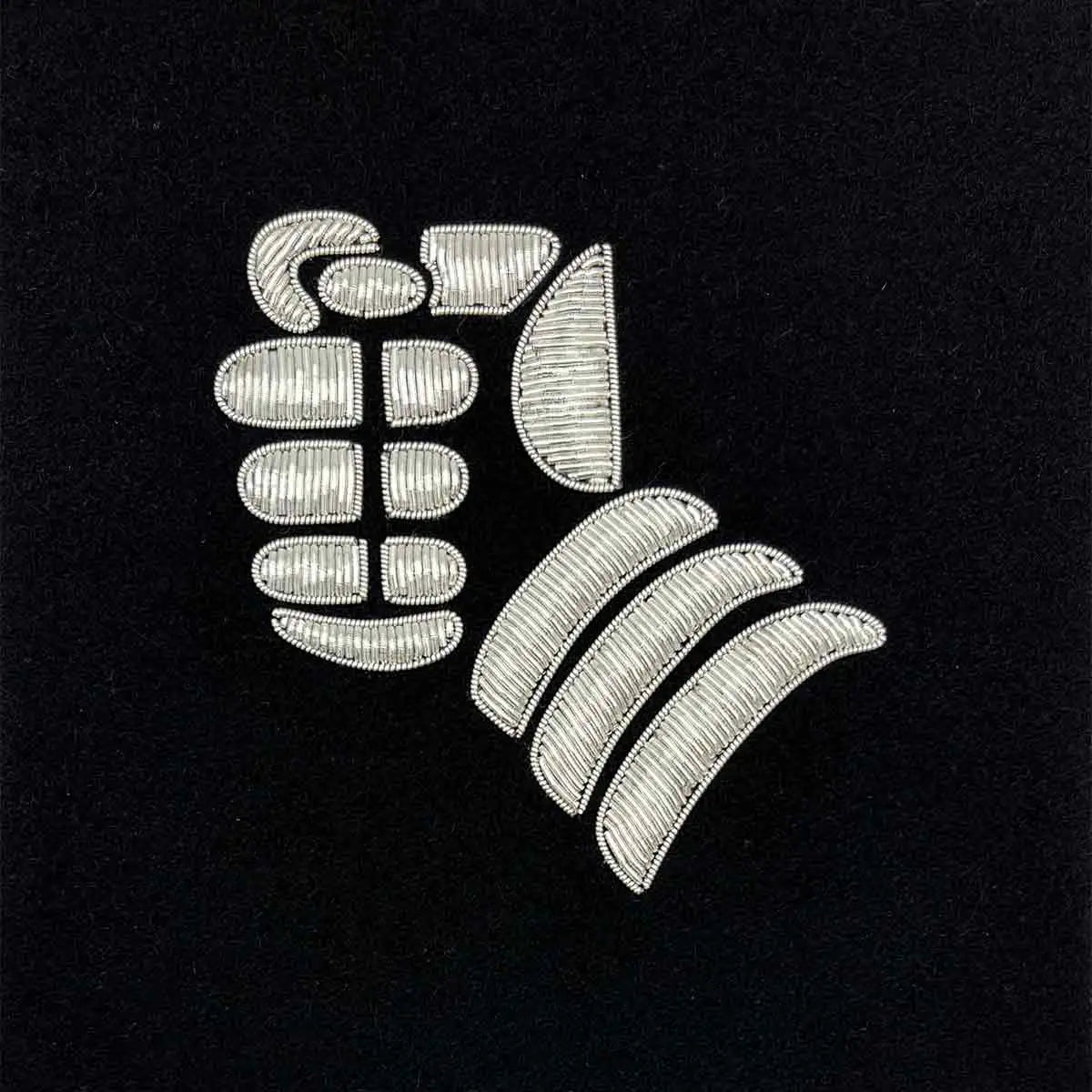 Embroidered silver gauntlet insignia on a black background. Perfect for framed military presentations and Army memorabilia collections. 20th Armoured from  John Bull Clothing 