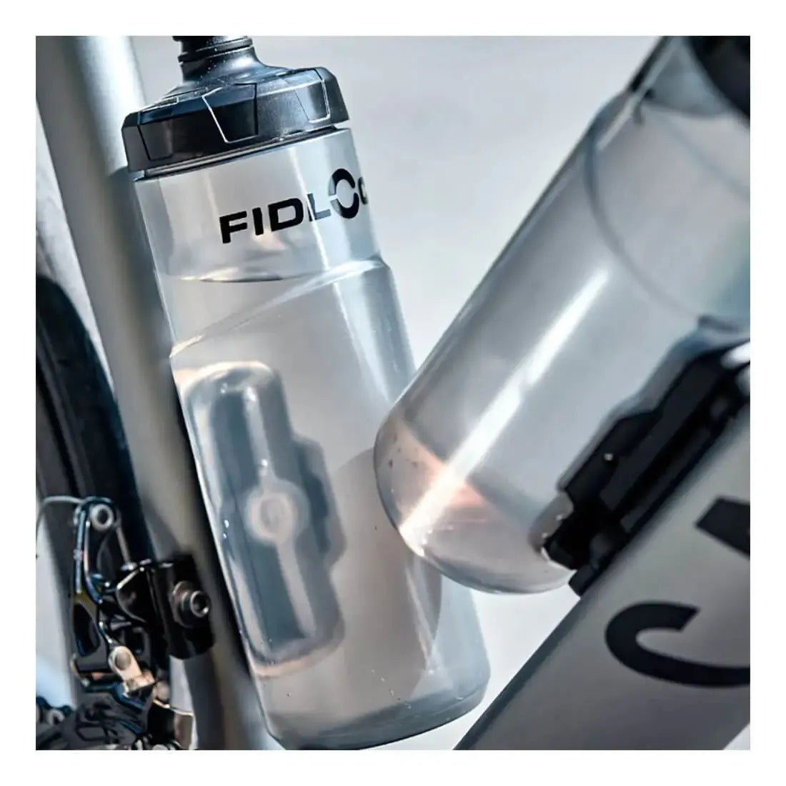 https://www.johnbullclothing.com/cdn/shop/products/fidlock-twist-bottle-and-bike-mount-with-600ml-clear-bottle-747703.jpg?v=1689176704&width=1100